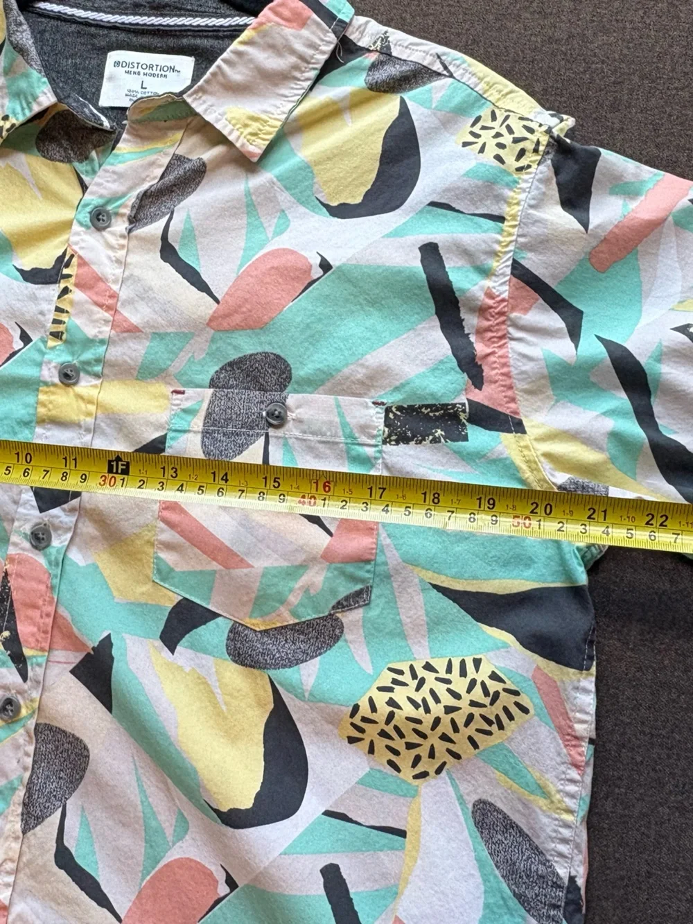 Distortion retro 80’s-90’s print button down short sleeve size L. EUC
